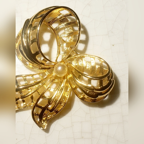 Fancy vintage gold filigree bow with faux pearl  brooch - Picture 8 of 8